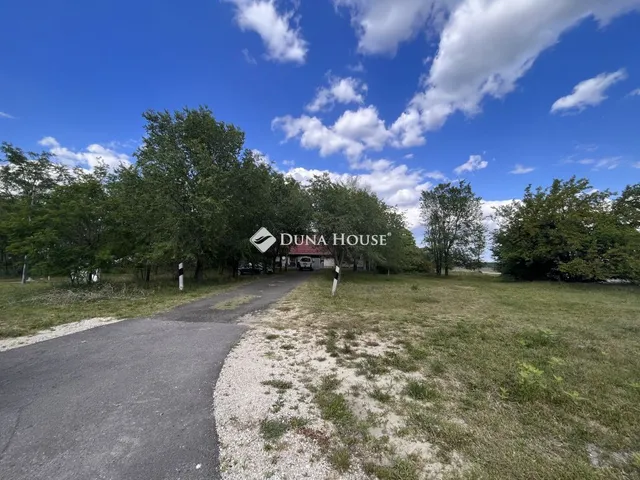 Eladó kereskedelmi és ipari ingatlan Kiskunmajsa, Marisi utca 400 nm