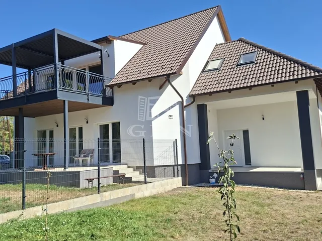 Eladó lakás Balatonakarattya 130 nm