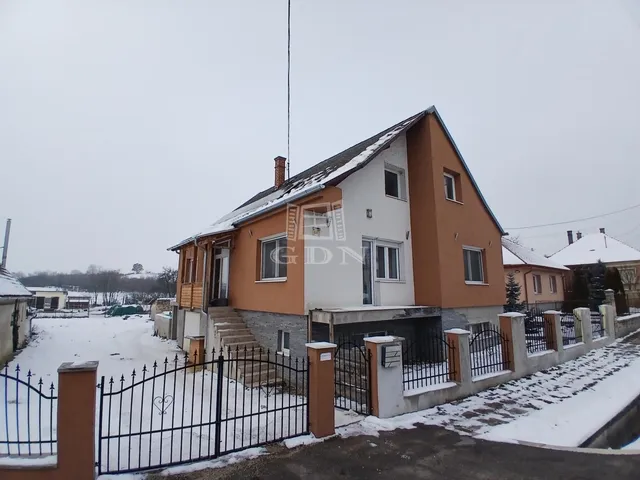 Eladó ház Veszprém, Gyulafirátót 190 nm