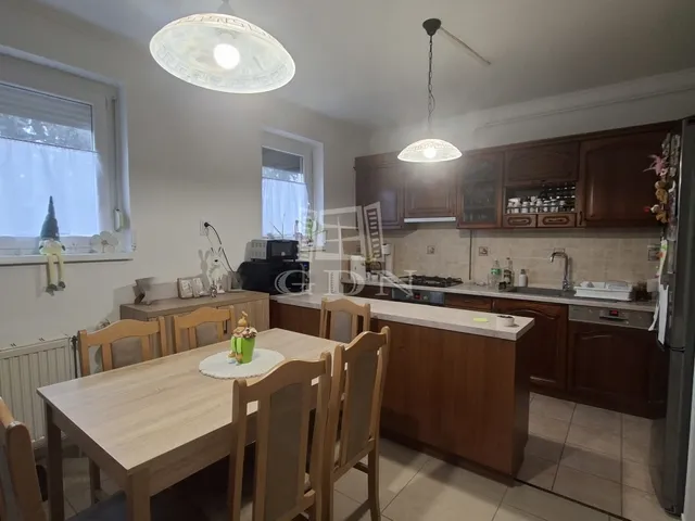 Eladó lakás Veszprém, Cholnokyváros 76 nm