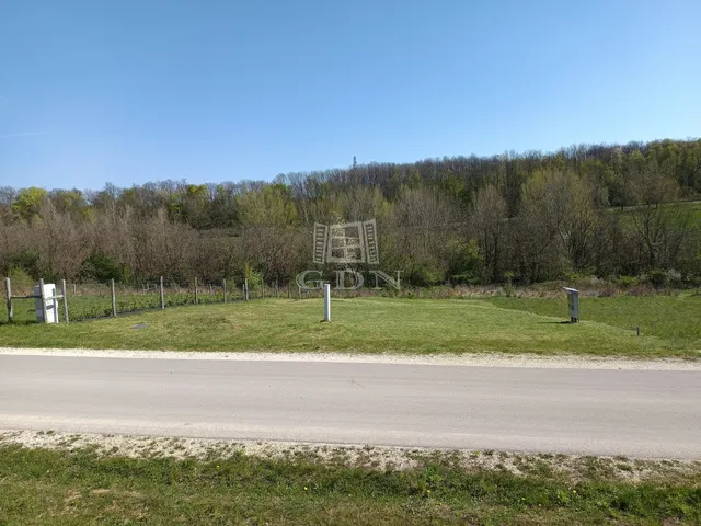 Eladó telek Eplény 800 nm