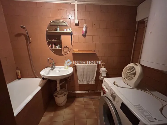 Eladó ház Komárom, Hajóvontató part 81 nm