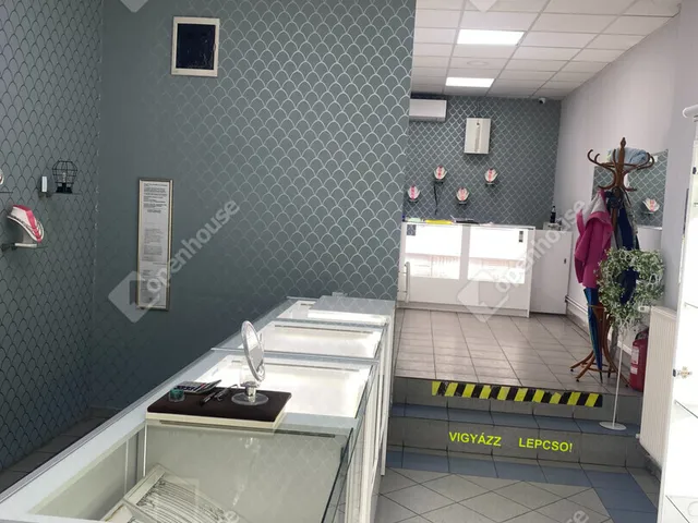 Eladó kereskedelmi és ipari ingatlan Komárom 524 nm