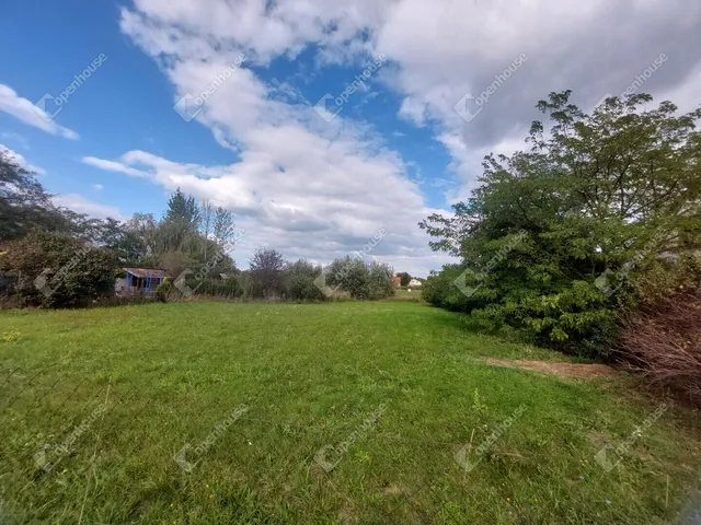 Eladó telek Komárom 1360 nm