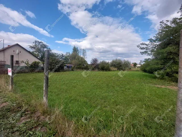 Eladó telek Komárom 1360 nm