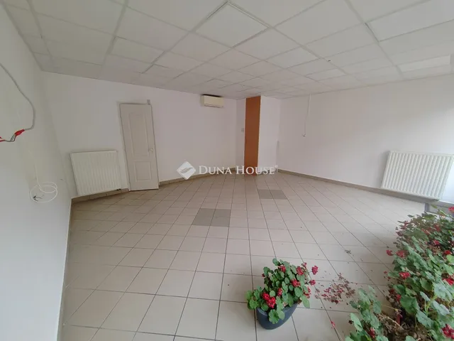 Kiadó kereskedelmi és ipari ingatlan Pápa 33 nm