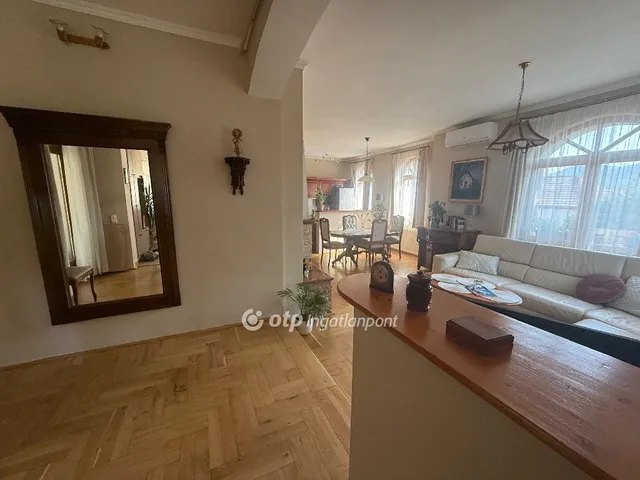 Eladó ház Budapest II. kerület, Hársakalja 135 nm