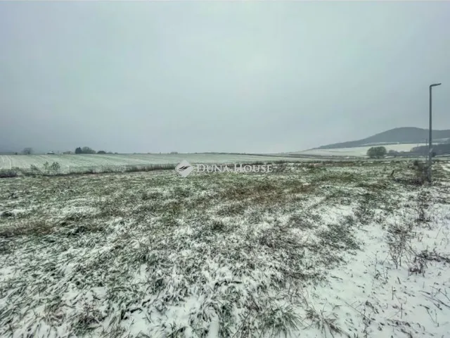 Eladó telek Üröm 855 nm
