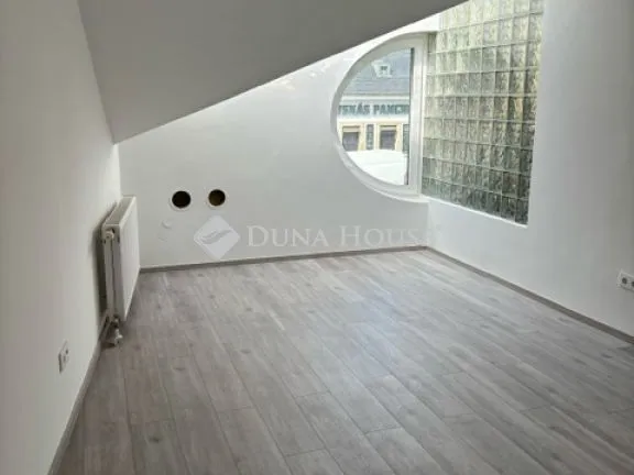 Kiadó kereskedelmi és ipari ingatlan Budapest III. kerület, Bécsi út 150 nm