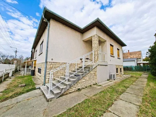 Eladó ház Budapest XVI. kerület 240 nm