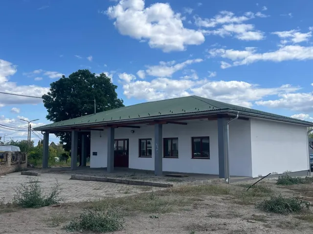 Eladó kereskedelmi és ipari ingatlan Vác 290 nm
