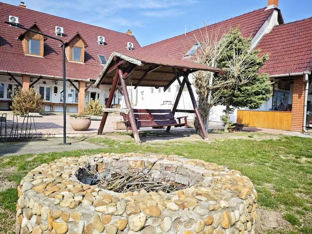 Eladó kereskedelmi és ipari ingatlan Baks 1062 nm