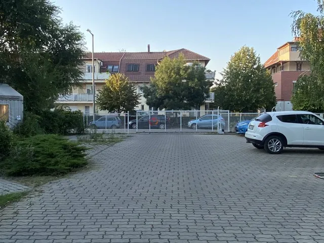 Kiadó garázs Szeged, Csaplár Benedek 8 nm