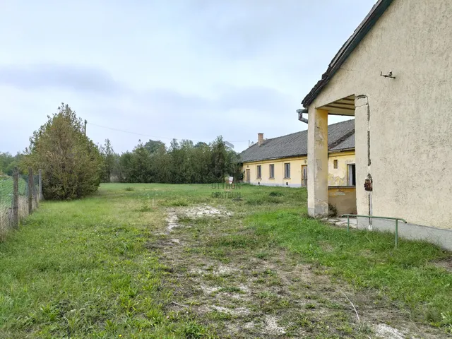 Eladó kereskedelmi és ipari ingatlan Zámoly 580 nm