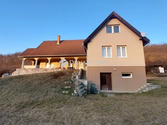 Eladó ház Penc 107 nm