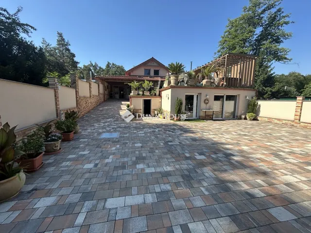 Eladó ház Domony 240 nm