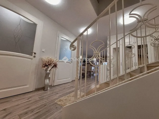 Eladó ház Domony 240 nm