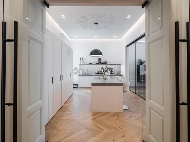 Eladó lakás Budapest V. kerület, Hold utca 200 nm