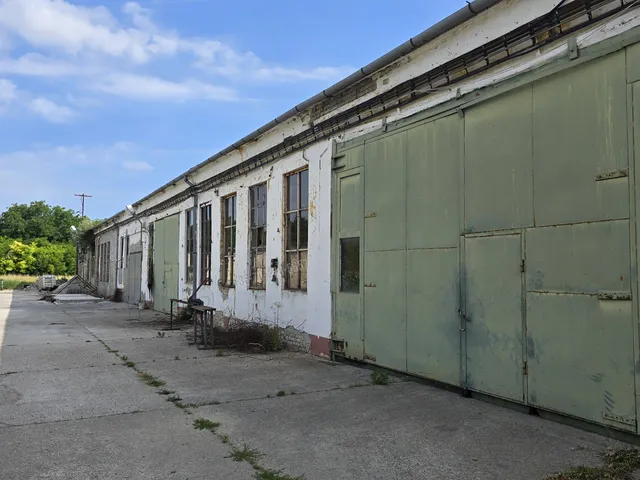 Eladó kereskedelmi és ipari ingatlan Várdomb 2650 nm