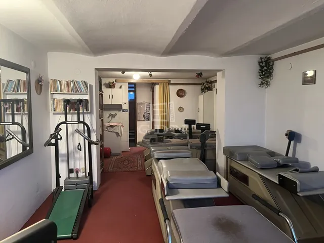 Kiadó kereskedelmi és ipari ingatlan Budapest XV. kerület 150 nm