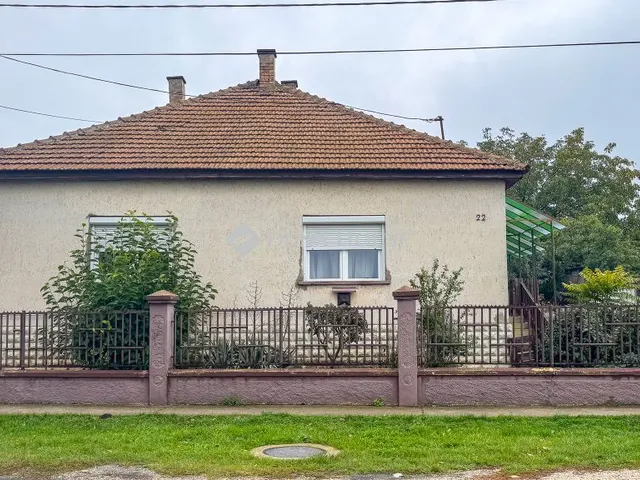 Eladó ház Köröm 130 nm