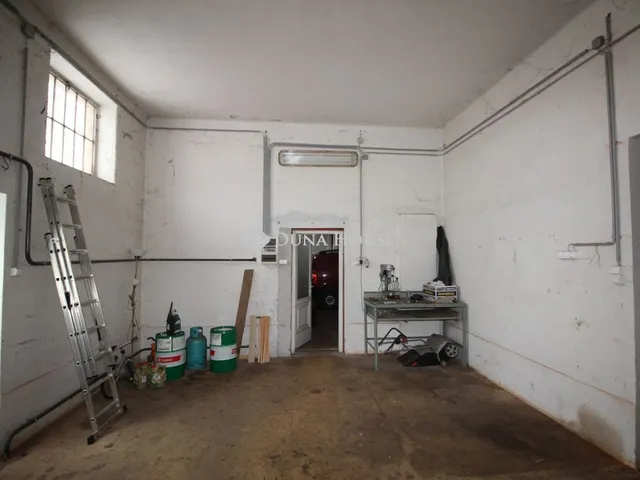 Eladó kereskedelmi és ipari ingatlan Nagykőrös 444 nm