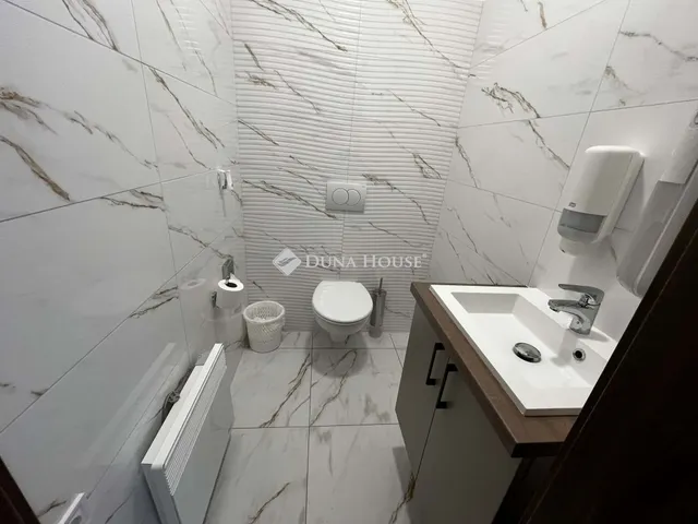 Eladó kereskedelmi és ipari ingatlan Kecskemét 50 nm