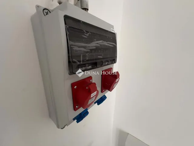 Kiadó kereskedelmi és ipari ingatlan Kecskemét 145 nm