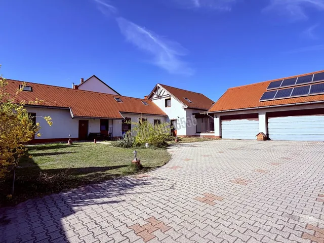 Eladó ház Taksony 225 nm