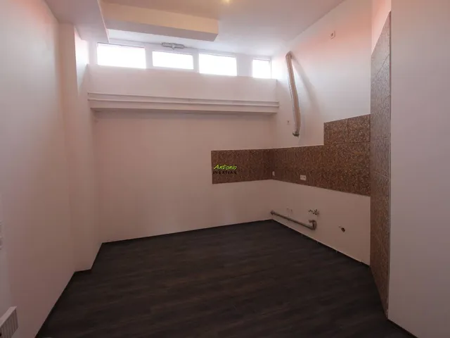 Eladó kereskedelmi és ipari ingatlan Sopron, Nyugati iparterület 32 nm