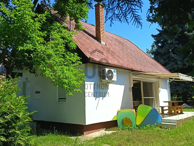 Eladó nyaraló Balatonszemes 70 nm