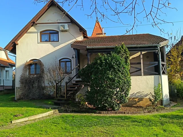 Eladó nyaraló Balatonboglár 205 nm