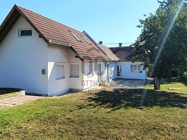 Eladó nyaraló Balatonlelle 180 nm