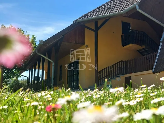Eladó nyaraló Balatonkeresztúr 170 nm