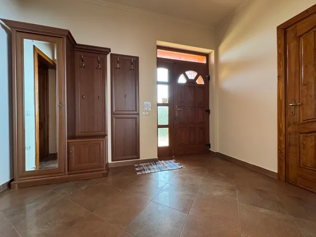 Kiadó ház Érd 230 nm