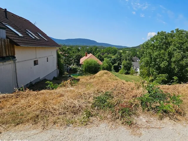 Eladó telek Üröm 450 nm