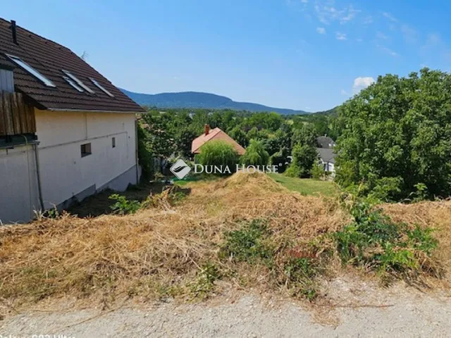 Eladó telek Üröm 450 nm