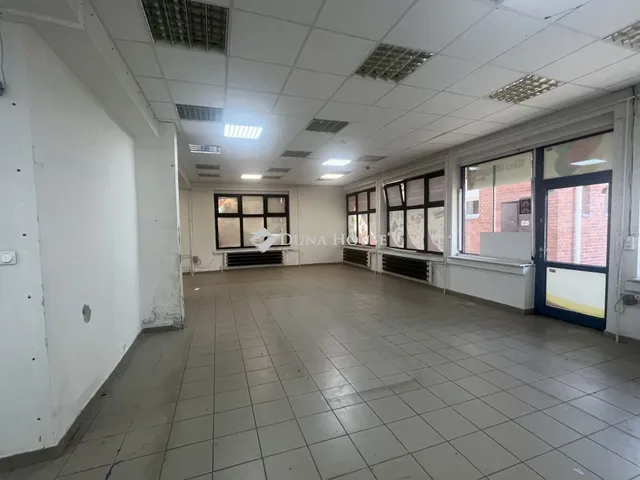 Eladó kereskedelmi és ipari ingatlan Oroszlány 205 nm