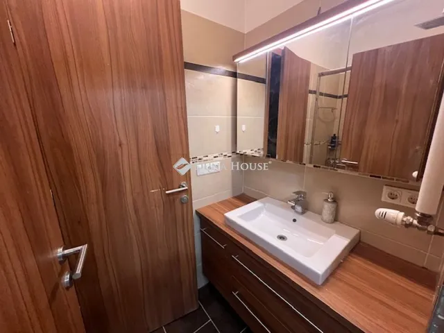 Kiadó lakás Budapest V. kerület, Károly körút 35 nm