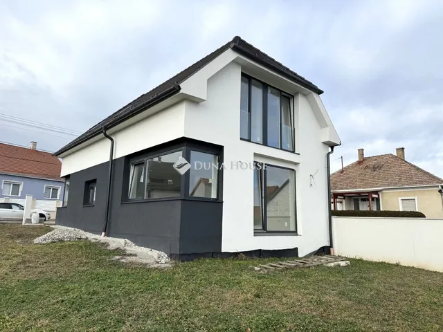 Eladó ház Győr, Csalogány utca 130 nm
