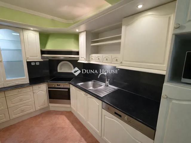 Eladó ház Budapest XVI. kerület, Budapesti út 250 nm