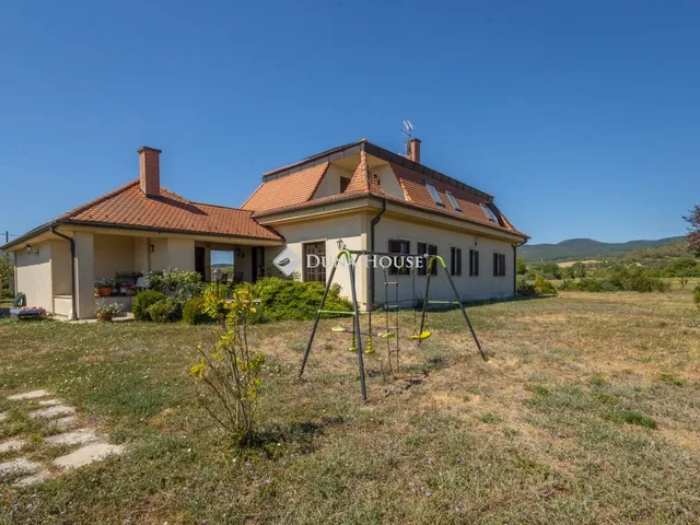 Eladó ház Pomáz, Határi dűlő 300 nm