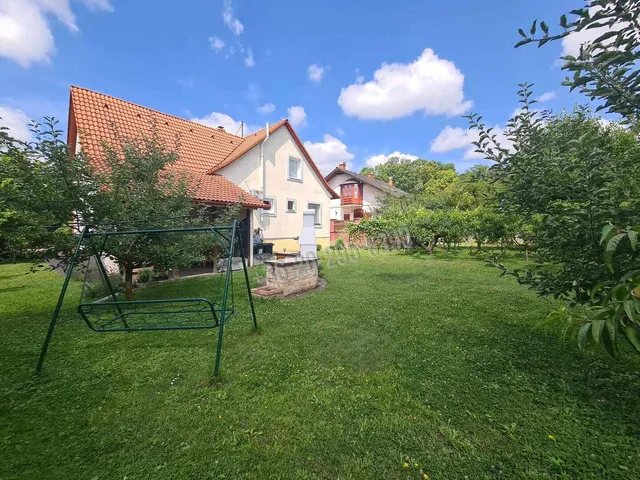 Eladó ház Dunaújváros, Újtelep 181 nm