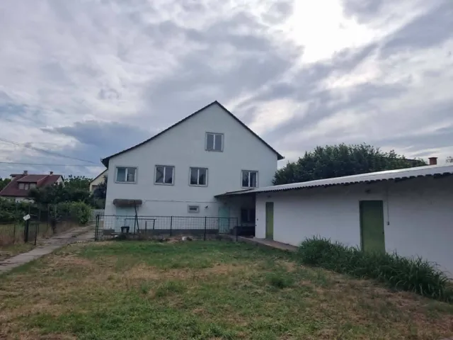 Eladó ház Nagyvenyim 341 nm