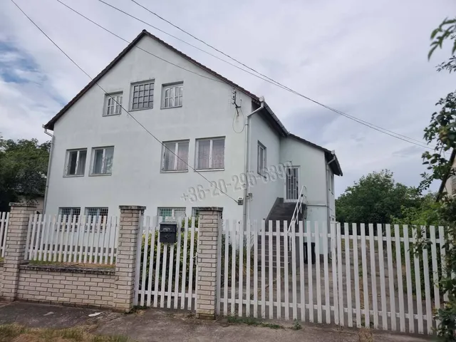 Eladó ház Nagyvenyim 341 nm
