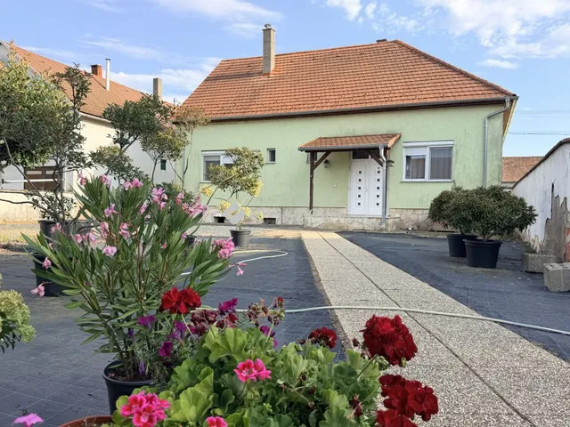 Eladó ház Rábagyarmat, Város utca 174 nm