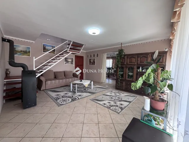 Eladó ház Tiszaszőlős, Liliom út 190 nm