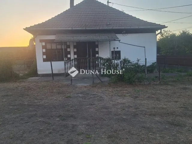 Eladó ház Tiszacsege 88 nm