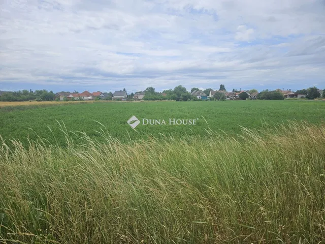 Eladó telek Koroncó 1621 nm