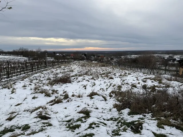 Eladó telek Győr 2330 nm